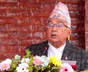राष्ट्रपति रामचन्द्र पौडेलले कृषि क्षेत्रको विकासका लागि राज्यले योजनावद्ध रुपमा नीति तथा कार्यक्रमहरु ल्याउनुपर्ने बताउनुभएको छ । राष्ट्रिय उत्कृष्ट कृषक पुरस्कार वितरण समारोहमा बोल्दै उहाँले उक्त कुरा बताउनुभएको हो । देशलाई समृद्धितर्फ अग्रसर बनाउन राज्यले कृषि क्षेत्रको समस्या र चुनौतिको पहिचान गर्नुपर्ने उल्लेख गर्दै राष्ट्रपति पौडेलले यसका लागि लगानीको सुनिश्चितता गर्न र सस्तो व्याँजदरमा कृषि कर्जाको व्यवस्था गर्न आवश्यक रहेको तथ्य पनि स्पष्ट पार्नुभयो । उहाँले मुलुकमा उत्पादन र रोजगारी वृद्धि गरी आयात घटाउने तथा निर्यात बढाउने तर्फ सरकार, नीति निर्माता, योजनाविद तथा सरोकारवाला निकायबाट विशेष कार्यक्रम ल्याउन जरुरी पनि बताउनु भयो । राष्ट्रपति पौडेलले कृषकलाई सहुलियतपूर्ण कर्जा र कृषि विमालाई राज्यले प्राथमिकतामा राख्नुपर्ने बताउनु भयो । उहाँले भन्नुभयो,‘कृषि क्षेत्रको विकास गर्न राज्यले योजनावद्ध रुपमा नीति तथा कार्यक्रमहरु ल्याउनुपर्छ । कृषि व्यवसायलाई प्राथमिकतामा राखि युवा उद्यम केन्द्रित कार्यक्रम संचालन गर्न प्रोत्साहन गर्नु पर्दछ । १६ औँ योजनाले निर्दिष्ट गरेको लक्ष्य हासिल गरी देशलाई समृद्धितर्फ अग्रसर बनाउन राज्यले कृषि क्षेत्रको समस्या र चुनौतिको पहिचान गर्नुपर्दछ । यसमा लगानीको सुनिश्चितता गर्नं, सस्तो व्याँजदरमा कृषि कर्जाको व्यवस्था गर्न आवश्यक छ । मुलुकमा उत्पादन र रोजगारी वृद्धि गरी आयात घटाउने तथा निर्यात बढाउनेतर्फ सरकार, नीति निर्माता, योजनाविद तथा सरोकारवाला निकायबाट विशेष कार्यक्रम ल्याउन जरुरी छ । विदेशबाट फर्किएका युवाहरुलाई उनीहरुले सिपको प्रयोग गर्नेगरी कृषितर्फ आकर्षित गर्न लगानीमैत्री वातावरण सृजना गर्न सरकार र निजी क्षेत्रले चासो दिनुपर्दछ । कृषकका उपजहरुको बजारीकरण, समयमा नै बीउविजन, मलको आपूर्ति कृषकको समस्याको पहिचान र त्यसको व्यवस्थापन, नविनतम औजार र उपकरणको पहिचान र व्यवस्थापन, कृषकलाई सहुलियतपूर्ण कर्जा र कृषि विमालाई राज्यले प्राथमिकतामा राख्नुपर्ने आजका जल्दाबल्दा विषयहरु हुन् ।’ राष्ट्रपति पौडेलले विदेशबाट फर्किएका युवाहरुलाई उनीहरुले सीप प्रयोग गर्नेगरी कृषितर्फ आकर्षित गर्न लगानीमैत्री वातावरण सृजना गर्न सरकार र निजी क्षेत्रले चासो दिनुपर्ने बताउनु भयो ।