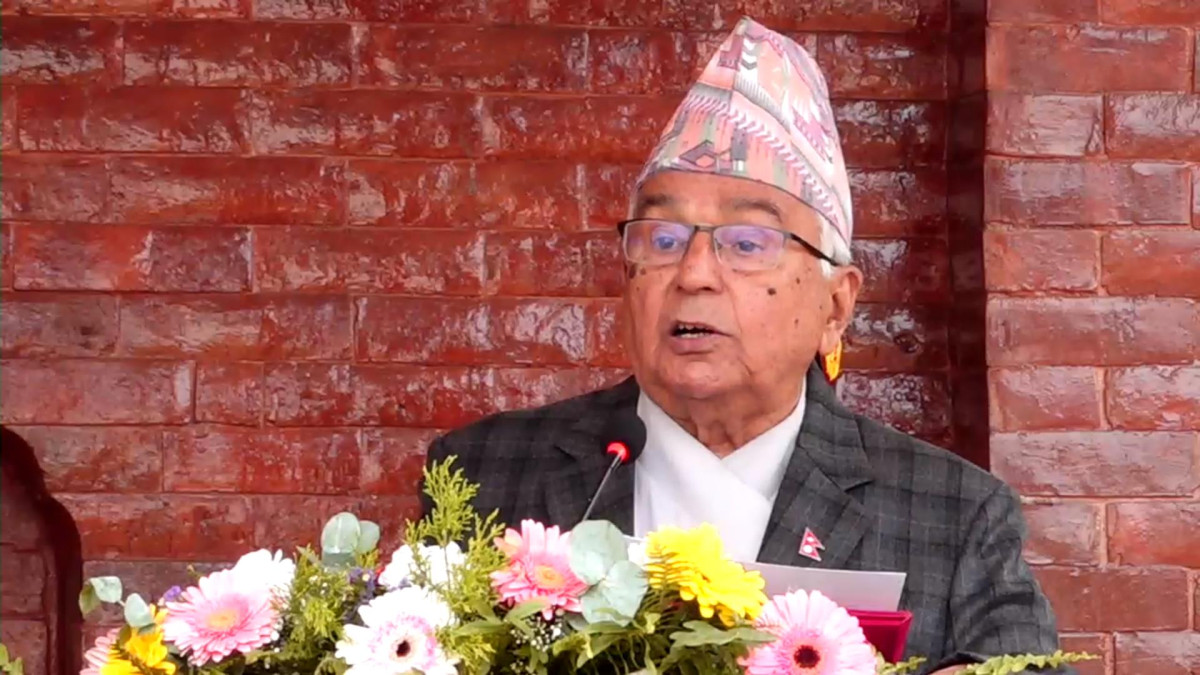 राष्ट्रपति रामचन्द्र पौडेलले कृषि क्षेत्रको विकासका लागि राज्यले योजनावद्ध रुपमा नीति तथा कार्यक्रमहरु ल्याउनुपर्ने बताउनुभएको छ । राष्ट्रिय उत्कृष्ट कृषक पुरस्कार वितरण समारोहमा बोल्दै उहाँले उक्त कुरा बताउनुभएको हो । देशलाई समृद्धितर्फ अग्रसर बनाउन राज्यले कृषि क्षेत्रको समस्या र चुनौतिको पहिचान गर्नुपर्ने उल्लेख गर्दै राष्ट्रपति पौडेलले यसका लागि लगानीको सुनिश्चितता गर्न र सस्तो व्याँजदरमा कृषि कर्जाको व्यवस्था गर्न आवश्यक रहेको तथ्य पनि स्पष्ट पार्नुभयो । उहाँले मुलुकमा उत्पादन र रोजगारी वृद्धि गरी आयात घटाउने तथा निर्यात बढाउने तर्फ सरकार, नीति निर्माता, योजनाविद तथा सरोकारवाला निकायबाट विशेष कार्यक्रम ल्याउन जरुरी पनि बताउनु भयो । राष्ट्रपति पौडेलले कृषकलाई सहुलियतपूर्ण कर्जा र कृषि विमालाई राज्यले प्राथमिकतामा राख्नुपर्ने बताउनु भयो । उहाँले भन्नुभयो,‘कृषि क्षेत्रको विकास गर्न राज्यले योजनावद्ध रुपमा नीति तथा कार्यक्रमहरु ल्याउनुपर्छ । कृषि व्यवसायलाई प्राथमिकतामा राखि युवा उद्यम केन्द्रित कार्यक्रम संचालन गर्न प्रोत्साहन गर्नु पर्दछ । १६ औँ योजनाले निर्दिष्ट गरेको लक्ष्य हासिल गरी देशलाई समृद्धितर्फ अग्रसर बनाउन राज्यले कृषि क्षेत्रको समस्या र चुनौतिको पहिचान गर्नुपर्दछ । यसमा लगानीको सुनिश्चितता गर्नं, सस्तो व्याँजदरमा कृषि कर्जाको व्यवस्था गर्न आवश्यक छ । मुलुकमा उत्पादन र रोजगारी वृद्धि गरी आयात घटाउने तथा निर्यात बढाउनेतर्फ सरकार, नीति निर्माता, योजनाविद तथा सरोकारवाला निकायबाट विशेष कार्यक्रम ल्याउन जरुरी छ । विदेशबाट फर्किएका युवाहरुलाई उनीहरुले सिपको प्रयोग गर्नेगरी कृषितर्फ आकर्षित गर्न लगानीमैत्री वातावरण सृजना गर्न सरकार र निजी क्षेत्रले चासो दिनुपर्दछ । कृषकका उपजहरुको बजारीकरण, समयमा नै बीउविजन, मलको आपूर्ति कृषकको समस्याको पहिचान र त्यसको व्यवस्थापन, नविनतम औजार र उपकरणको पहिचान र व्यवस्थापन, कृषकलाई सहुलियतपूर्ण कर्जा र कृषि विमालाई राज्यले प्राथमिकतामा राख्नुपर्ने आजका जल्दाबल्दा विषयहरु हुन् ।’ राष्ट्रपति पौडेलले विदेशबाट फर्किएका युवाहरुलाई उनीहरुले सीप प्रयोग गर्नेगरी कृषितर्फ आकर्षित गर्न लगानीमैत्री वातावरण सृजना गर्न सरकार र निजी क्षेत्रले चासो दिनुपर्ने बताउनु भयो ।